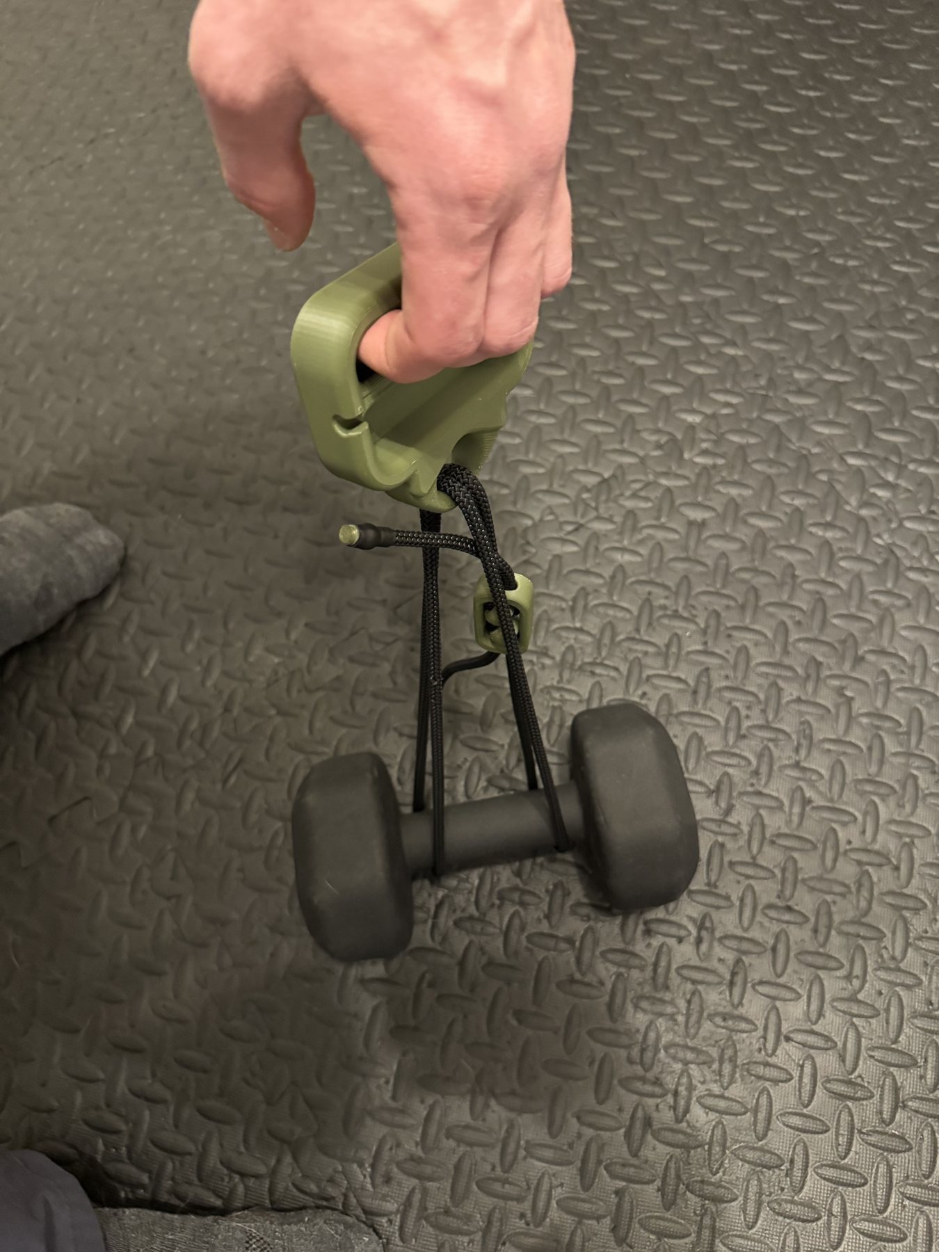 Lifting a weight with the Cling handles